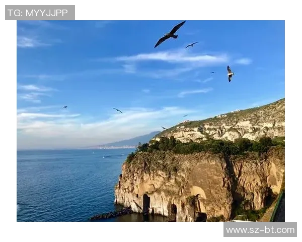 意大利足球球星畅享度假时光 探索美丽海岸与古城风情 意大利足球球星畅享度假时光 探索美丽海岸与古城风情